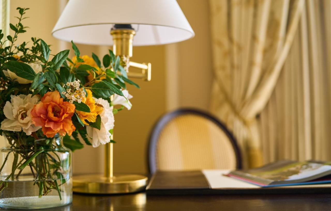 Castlemartyr Resort Hotel Екстер'єр фото A table lamp