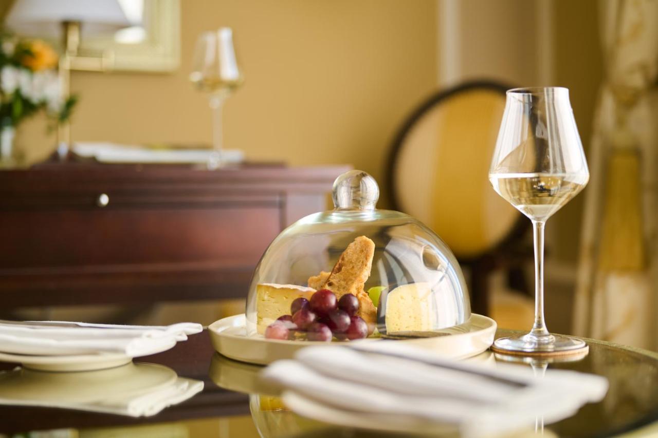 Castlemartyr Resort Hotel Екстер'єр фото A wine glass
