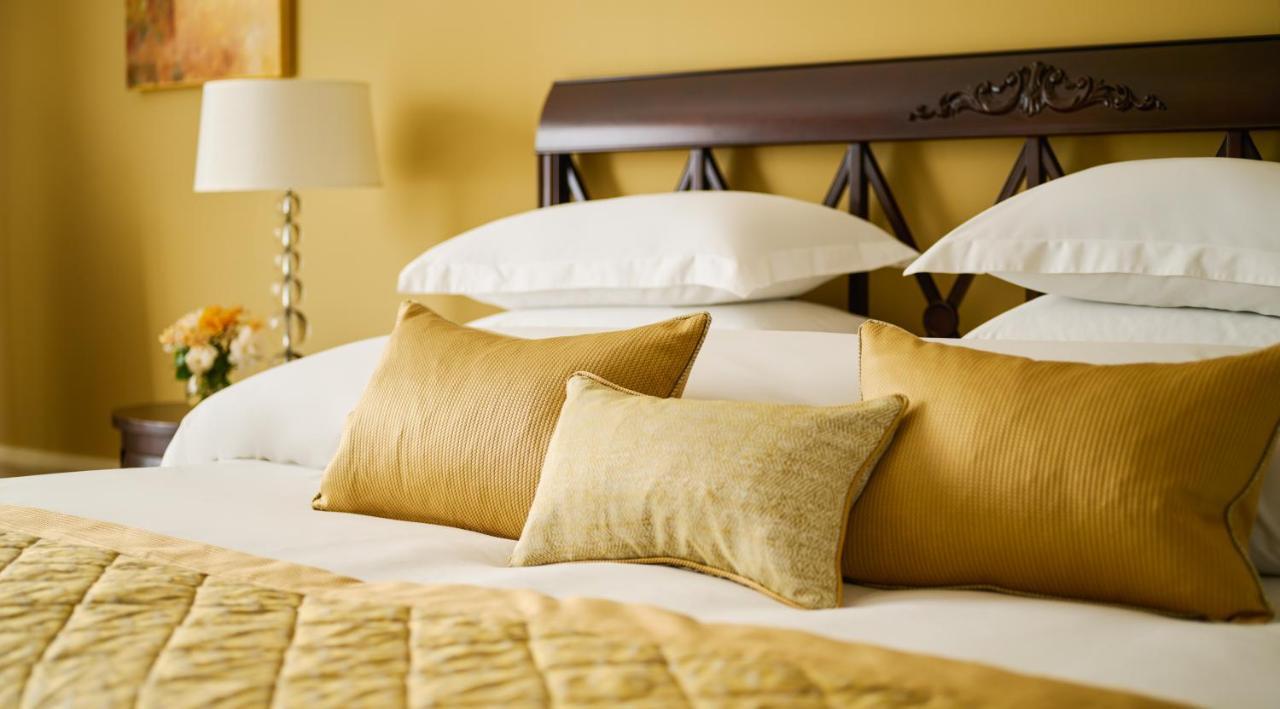 Castlemartyr Resort Hotel Екстер'єр фото A bed with cushions