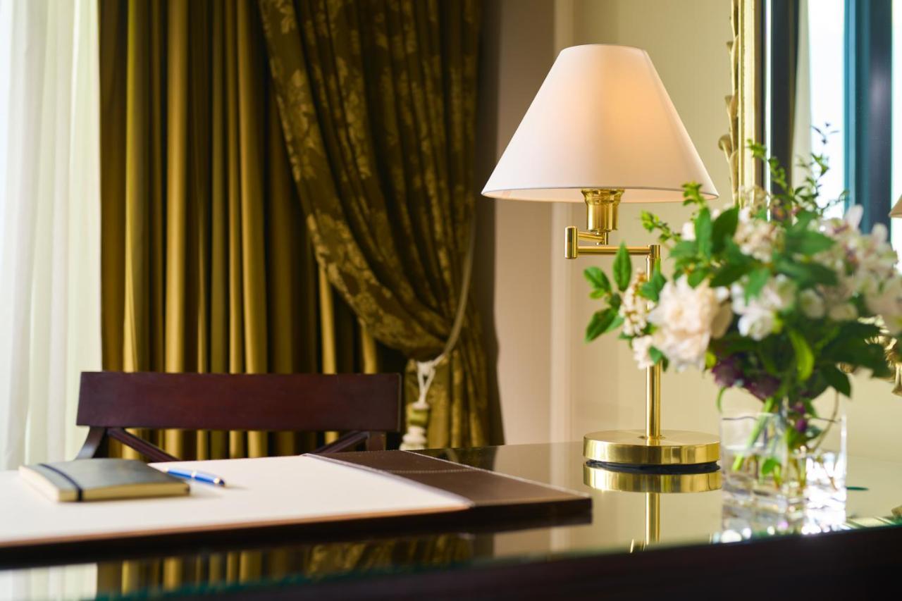 Castlemartyr Resort Hotel Екстер'єр фото A table lamp
